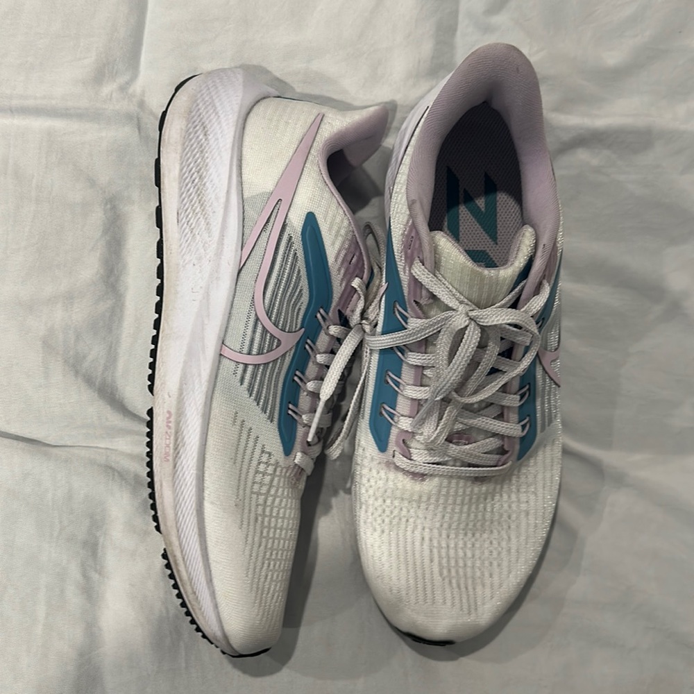 Clean white Nike zoom running shoes